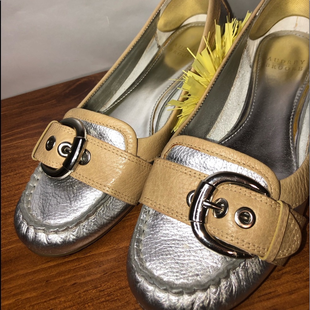 Audrey Brooke Cameo Loafers Size 6M Silver/Tan